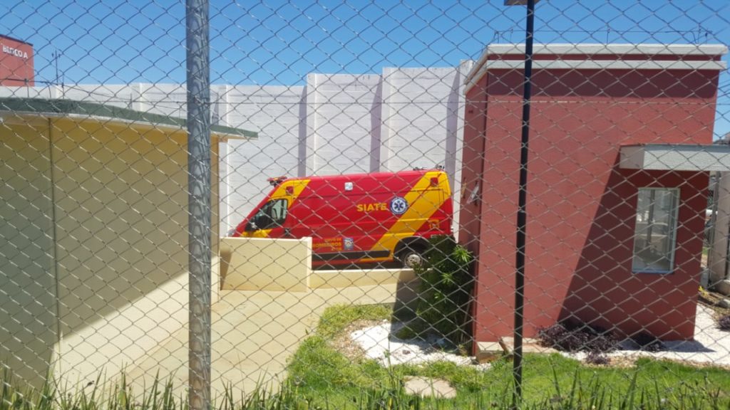 Mulher se fere ao sofrer queda de plano elevado no Cense