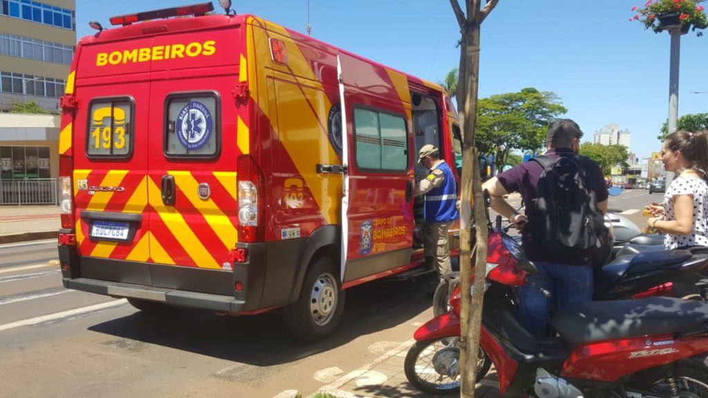 Motociclista é atendida pelo Siate na Av. Brasil