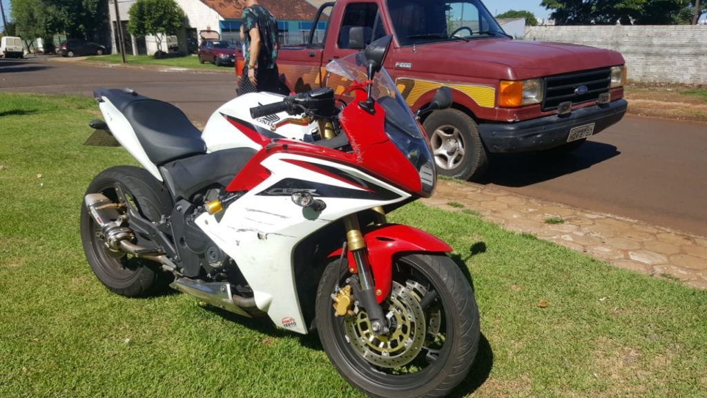 Motociclista fica ferido ao bater com caminhonete no Bairro Santa Cruz