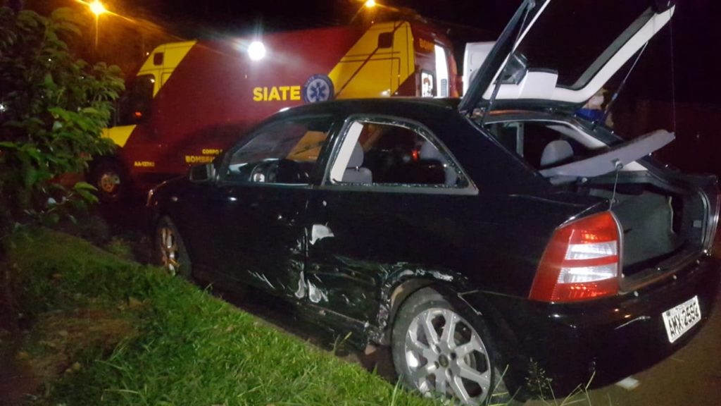 Carros batem de frente na Rua Fortaleza