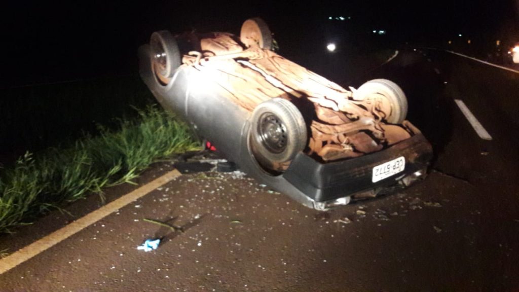 Homem é ejetado em capotamento na BR-467 em Cascavel