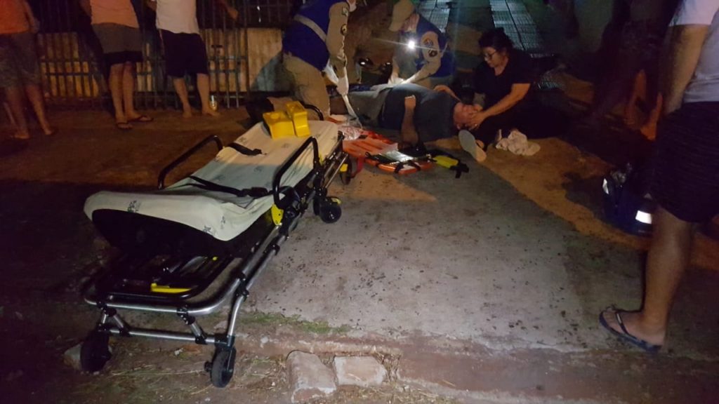 Carro desgovernado passa por cima da perna de jovem que tentava segurar o veículo