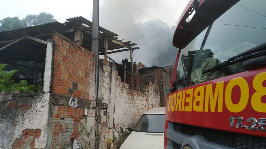 Bombeiros combatem incêndio a residência, em Almirante Tamandaré