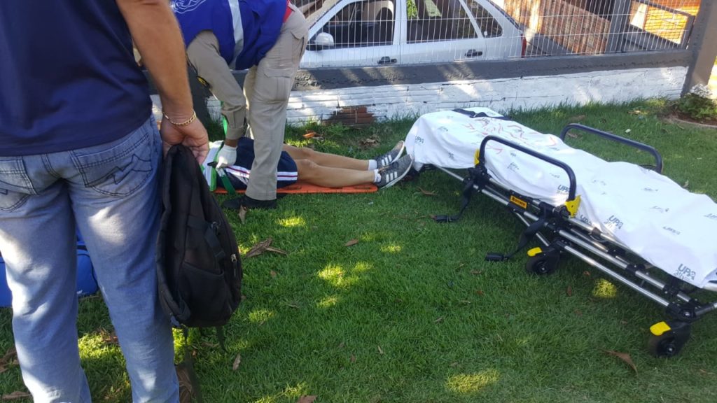 Ciclista fica ferido em colisão com carro na Av. Rocha Pombo