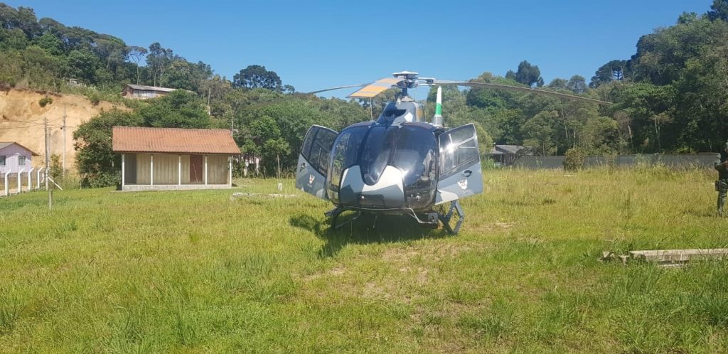 Morador se apoia em fiação elétrica e cai do telhado de casa em Mandirituba