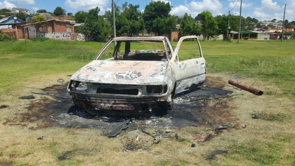 Veículo é consumido por incêndio e prejudica moradores do Bairro Morumbi