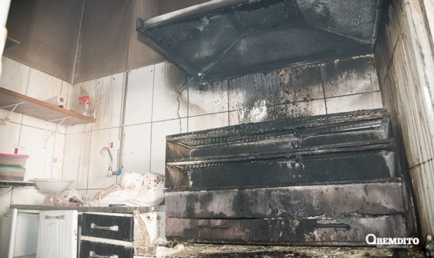 Ação rápida dos funcionários evita incêndio de grandes proporções em lanchonete Imagem referente a Ação rápida dos funcionários evita incêndio de grandes proporções em lanchonete