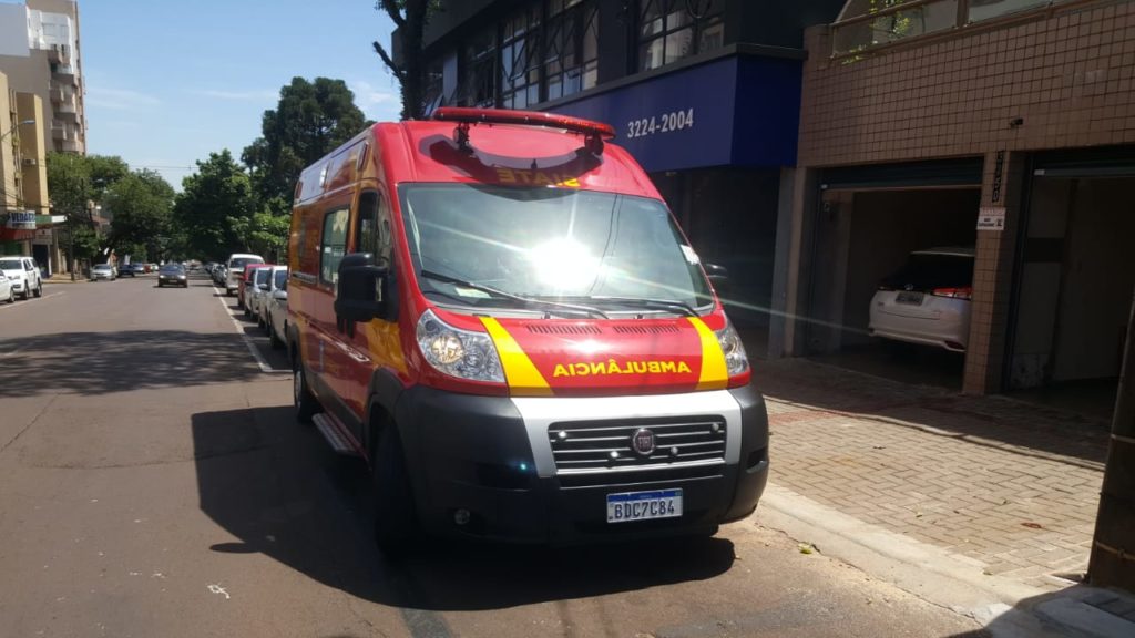 Mulher é socorrida após cair de escada no Centro