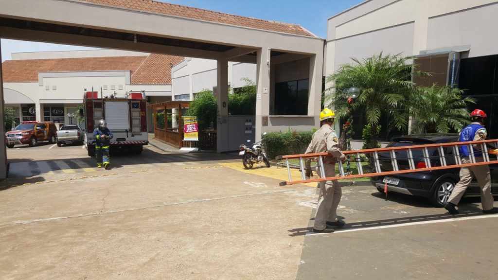 Bombeiros são mobilizados em princípio de incêndio em restaurante