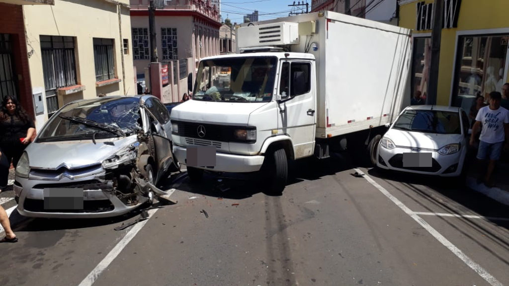 Caminhão desgovernado atinge veículos no Centro de Ponta Grossa