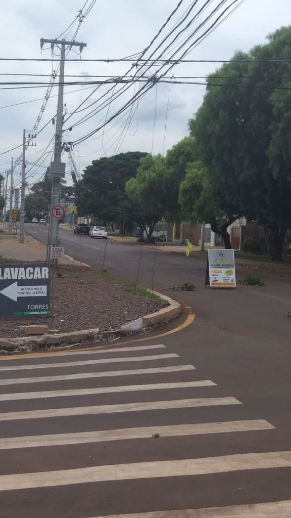 Cabos são rompidos por caminhão na Rua Recife, no Coqueiral