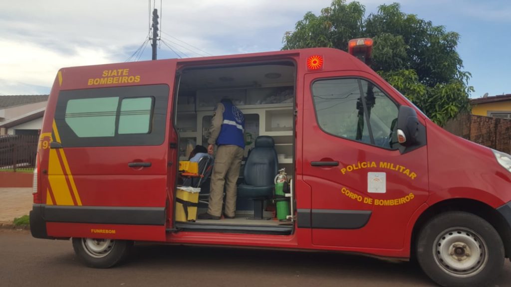 Carro passa por cima do pé de homem e quase amputa o dedo no Guarujá