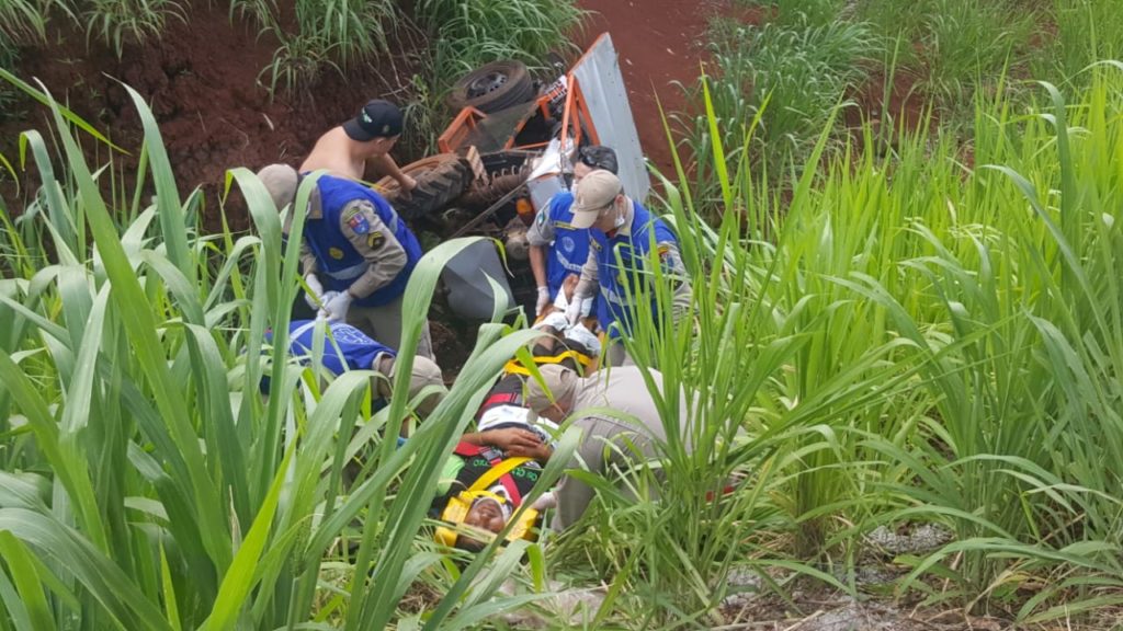 Homem fica ferido ao capotar veículo no Bairro Cascavel Velho