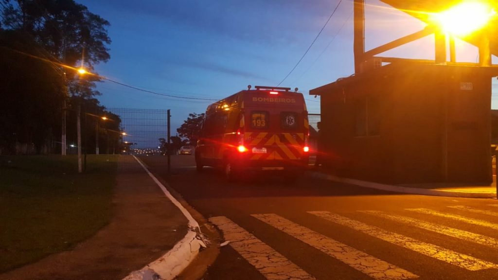 Criança de três anos é socorrida após cair de bicicleta em condomínio na Avenida Piquiri