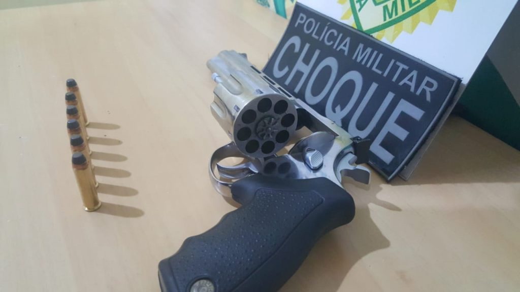 Com revólver e munições, dupla tenta fugir, mas acaba detida pelo Choque