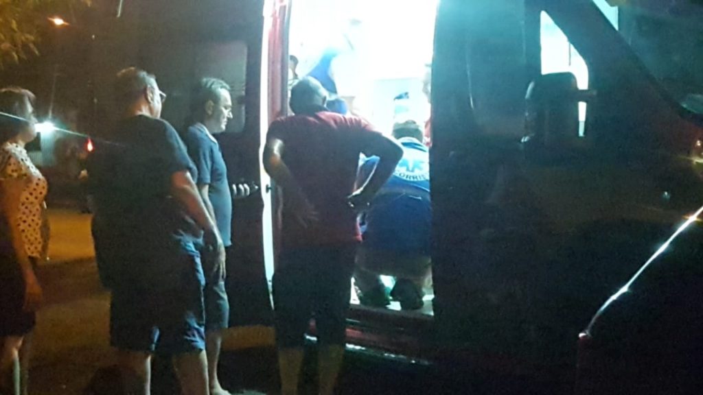 Garrafa cai na perna de homem e Siate é acionado para prestar atendimentos, no Bairro Country
