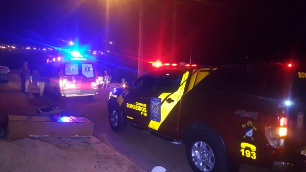 Mulher com ferimento no peito após briga de casal é socorrida pelo Siate, no Bairro Esmeralda