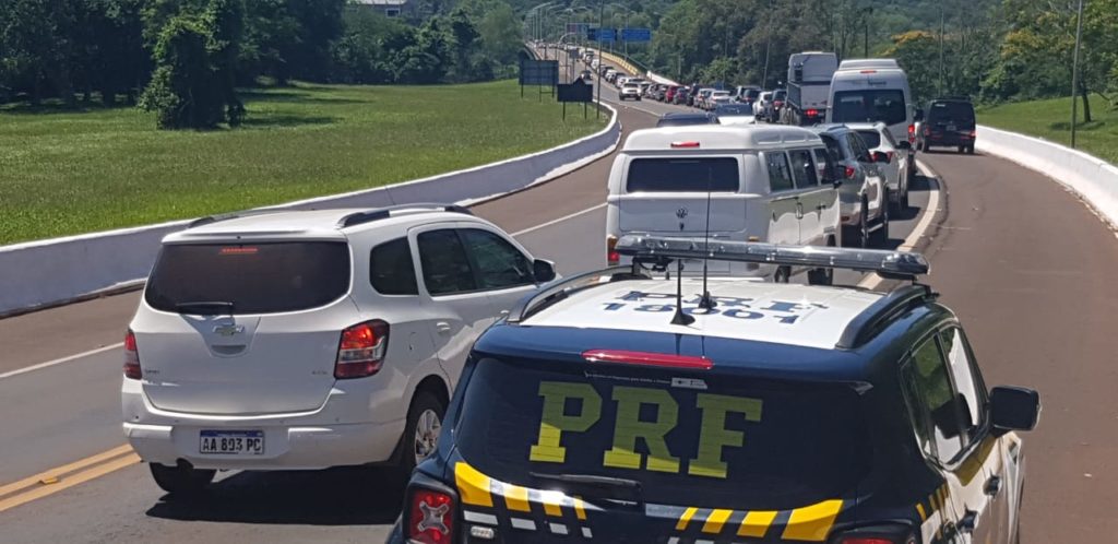 PRF registra fluxo intenso de veículos na Rodovia das Cataratas, em Foz do Iguaçu