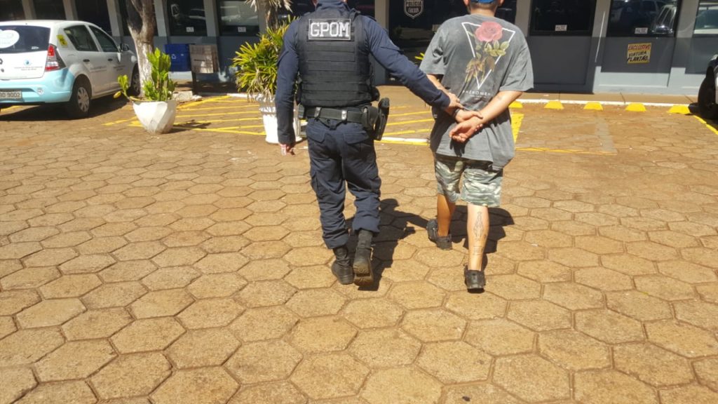 Motociclista tenta empreender fuga da GM, mas tem a ação frustrada e acaba detido; ele portava porção de maconha