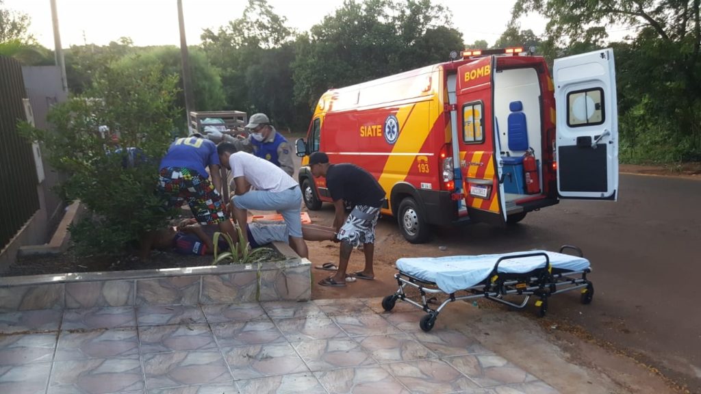 Motociclista bate em mureta e garupa é socorrido pelo Siate, no Bairro Floresta