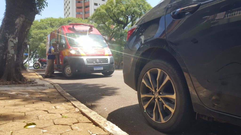 Motociclista fica ferido ao colidir com carro na Rua Paraná, no Centro