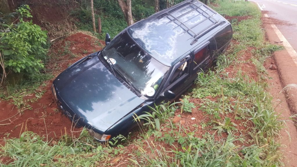 Blazer sai da pista após problema mecânico na PR-180, em Cascavel