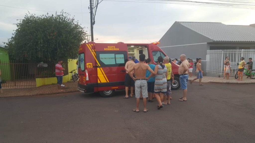 Colisão entre carro e bicicleta deixa duas crianças feridas no Bairro Guarujá