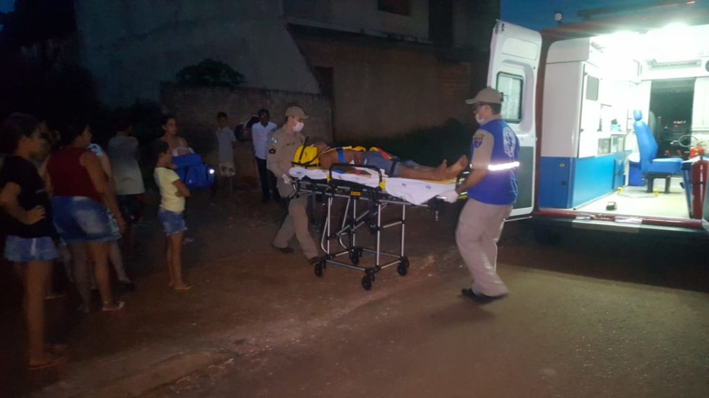 Homem ferido na cabeça é socorrido pelo Siate no Bairro Interlagos