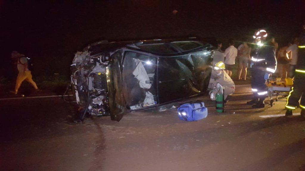 Vítima fica presa às ferragens em capotamento de carro na PRC-467, em Cascavel