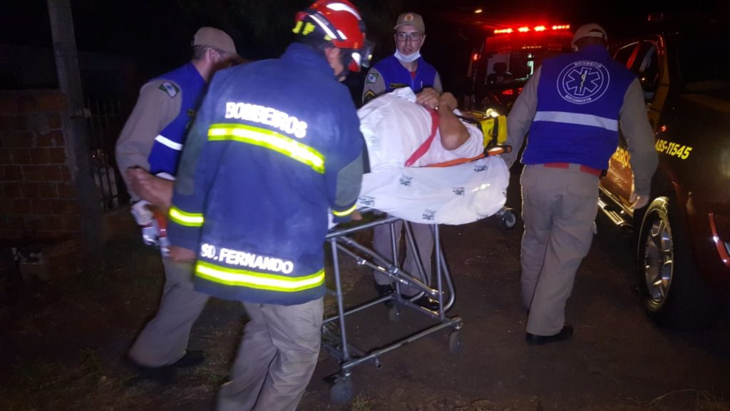 Bombeiros socorrem homem que caiu de escada em residência no Bairro Brasília
