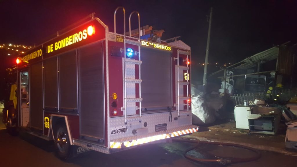 Bombeiros combatem incêndio em depósito de recicláveis no Conjunto Sanga Funda
