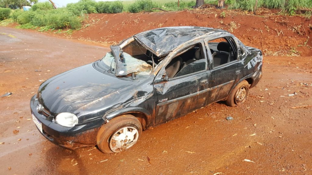 Veículo fica destruído em capotamento na área rural de Cascavel