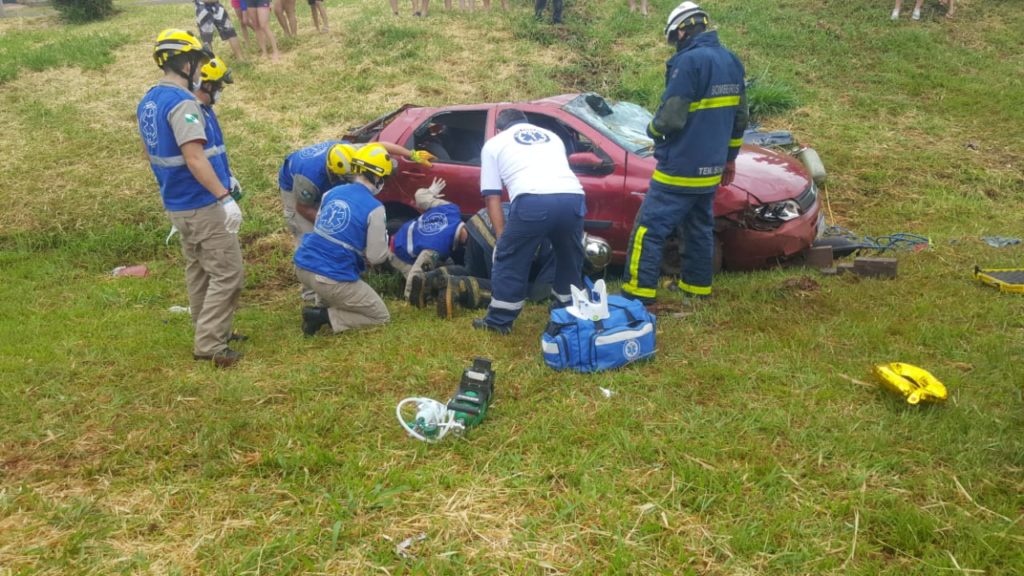 BR-467: Mulher que foi parar embaixo de veículo que capotou se recupera de cirurgia na coluna cervical