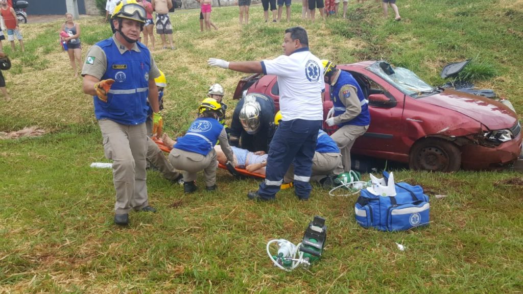 Mulher que ficou presa embaixo de veículo ao capotar na BR-467 está internada na UTI