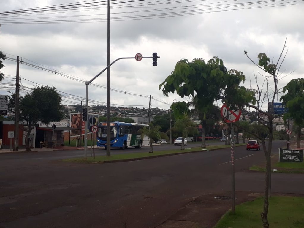Semáforos na Avenida Brasil, no Coqueiral estão inoperantes