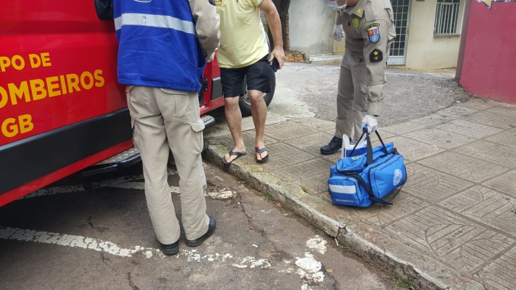 Homem sofre grande corte na perna e é socorrido pelo Siate