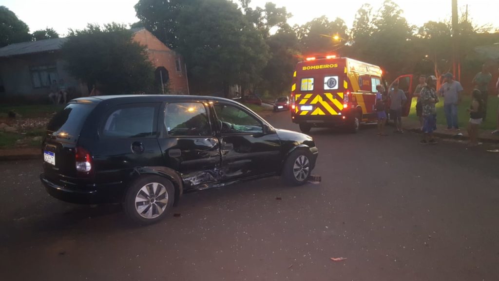 Três pessoas se ferem em colisão entre carros no Santos Dumont