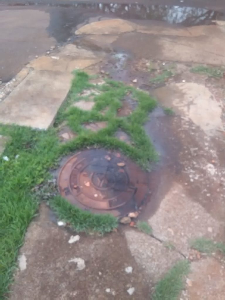 Mulher reclama de vazamento no Jardim Veneza Mulher reclama de vazamento no Jardim Veneza