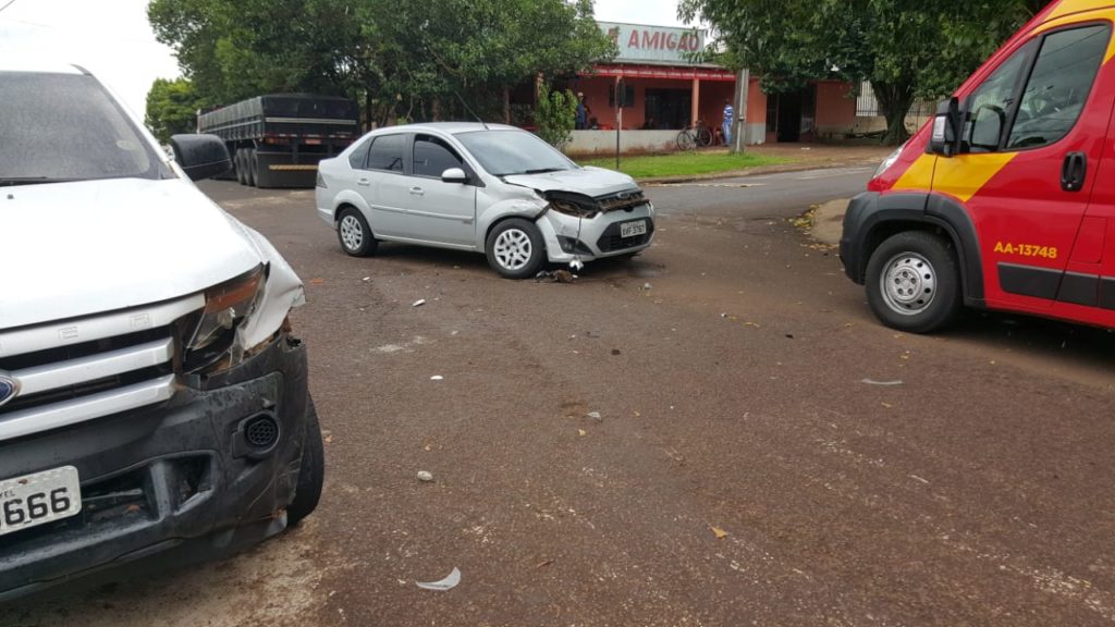 Colisão entre carros é registrada no Bairro Pacaembu