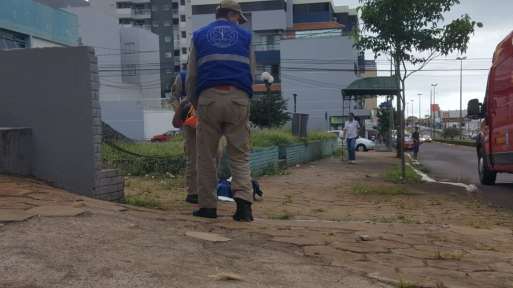 Idosa é socorrida ao sofrer queda na Av. Carlos Gomes