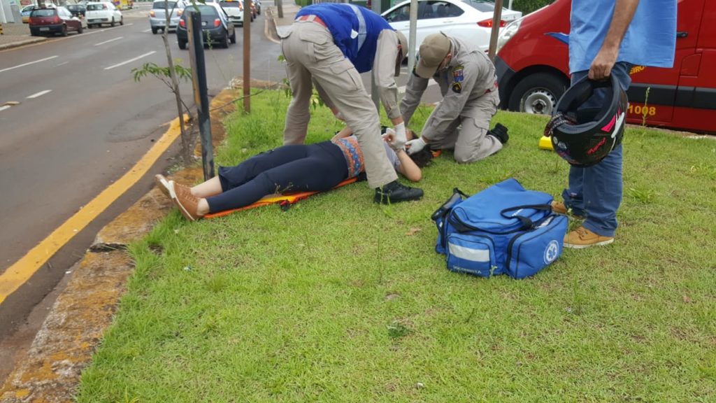Jovem sofre fratura após cair de moto no Centro