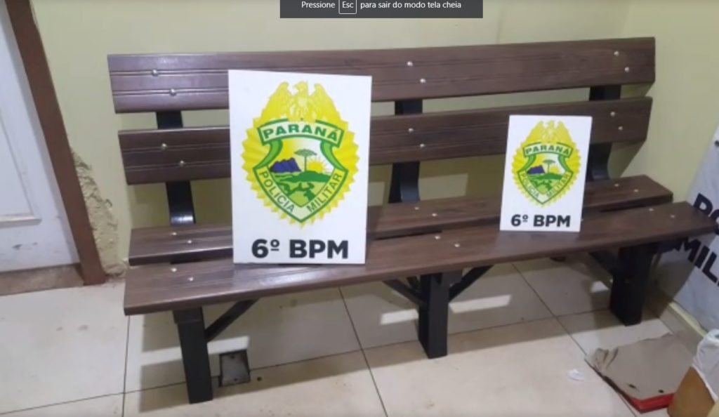 PM detém trio que furtou banco de praça na Avenida Tancredo Neves