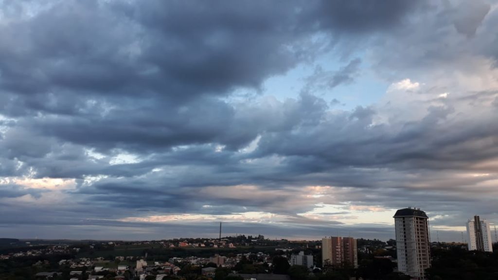 Neblina pela manhã, sol entre nuvens e chuvas no resto do dia em Cascavel