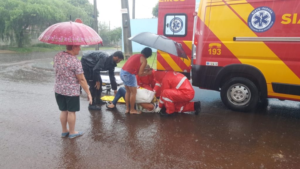 Mulher sofre queda e é socorrida pelo Siate, no Brasmadeira