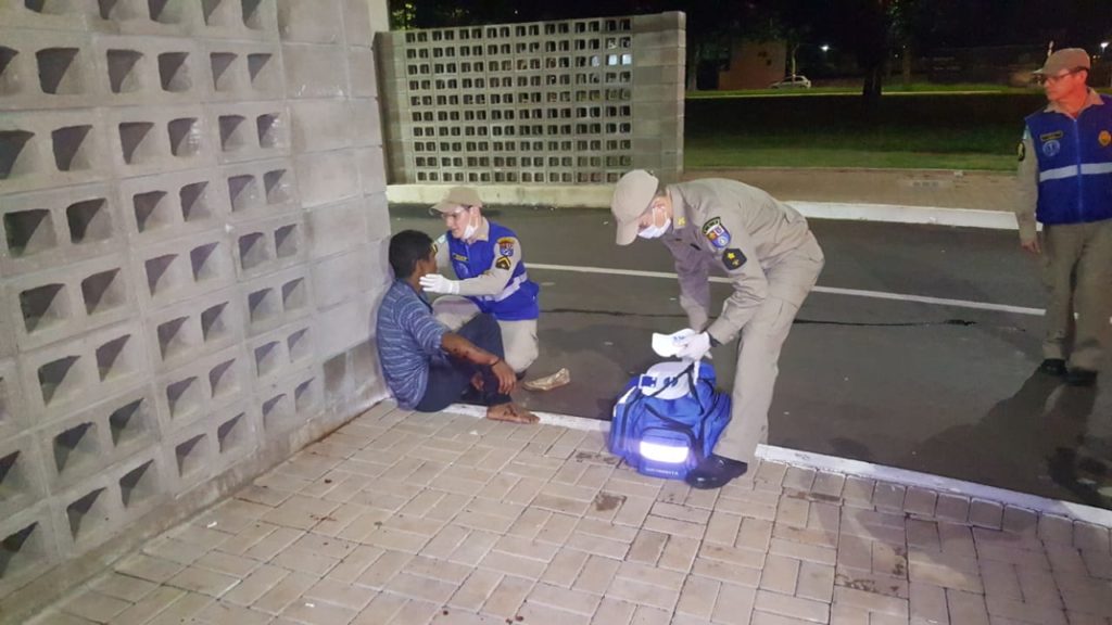 Homem que foi agredido é socorrido no Terminal Oeste