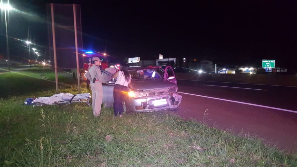 Veículo atinge mureta e quatro pessoas ficam feridas na BR-277