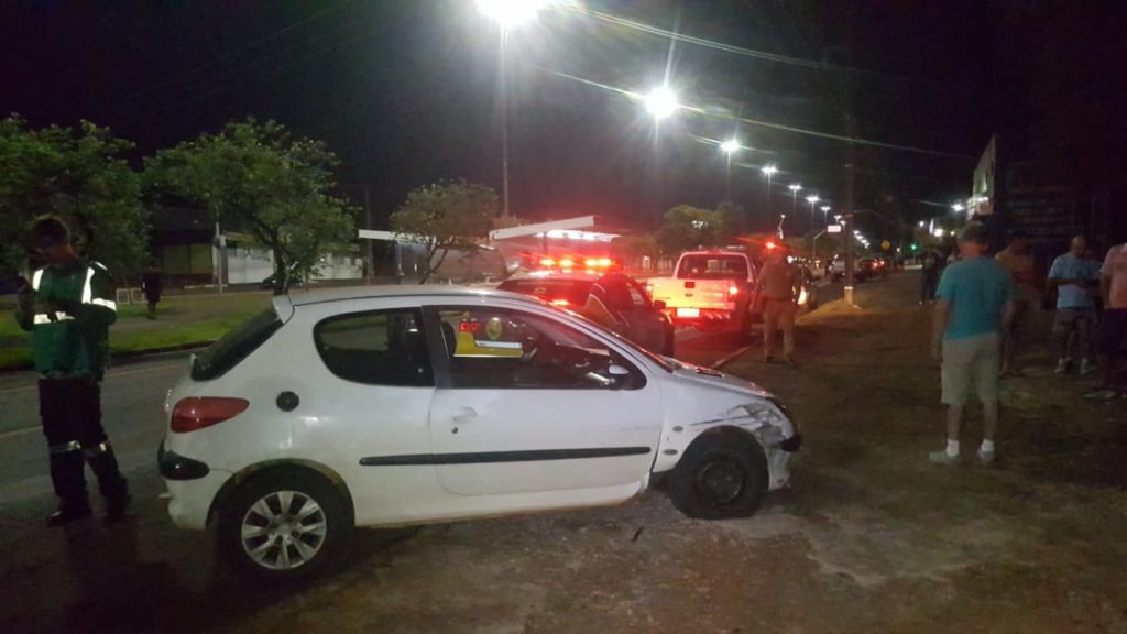 Peugeot bate contra dois carros na Avenida Tancredo Neves Peugeot bate contra dois carros na Avenida Tancredo Neves