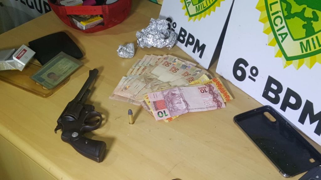 Cinco pessoas são presas com arma no Bairro Santa Cruz Cinco pessoas são presas com arma no Bairro Santa Cruz