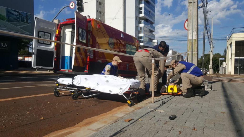 Jovem fica ferida ao colidir na traseira de carro no Centro