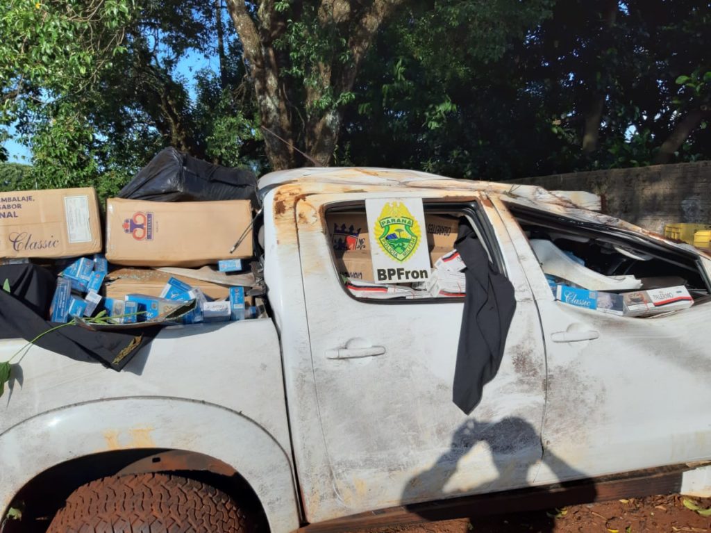 Fugindo da polícia, contrabandista capota caminhonete na PR-488